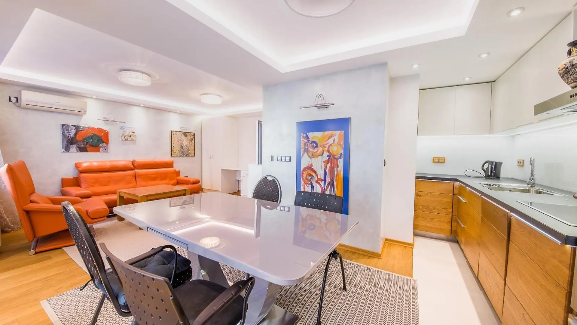 Signature Suite - 1 Bedroom contacts